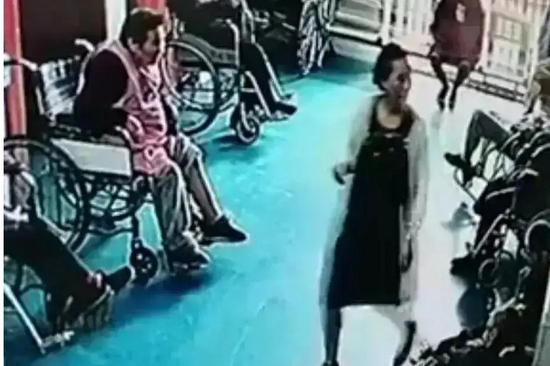 Người phụ nữ giả làm 'con gái' thăm mẹ ở viện dưỡng lão và sự thật cảm động