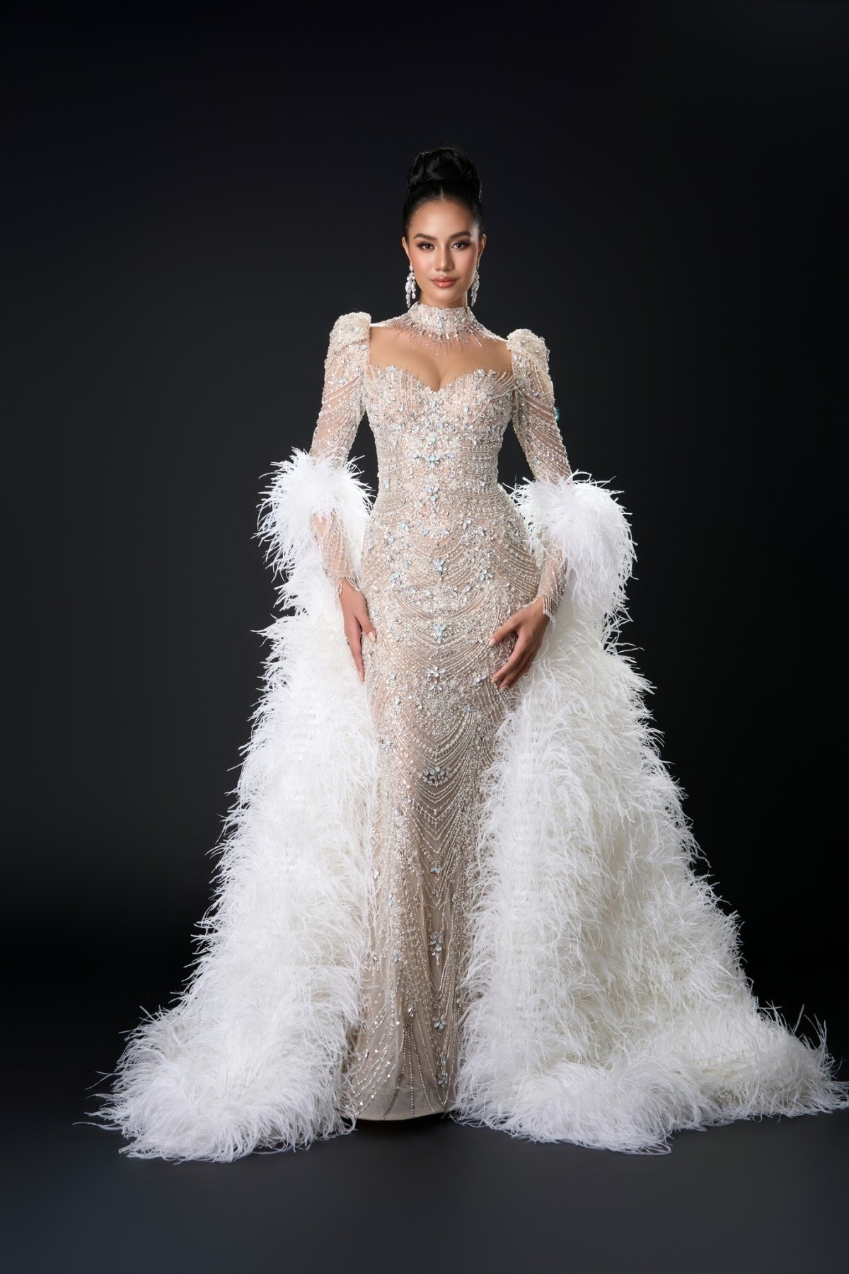 Visual đỉnh chóp gia thế khủng của bạn trai tin đồn Tân Hoa hậu Thế giới 2025