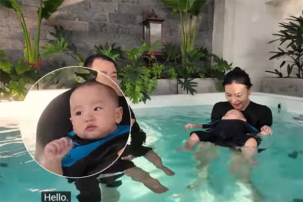 Cặp song sinh nhà Phương Oanh - Shark Bình học bơi, qua clip lộ bố mẹ cực kỳ có tâm - Ảnh 2.