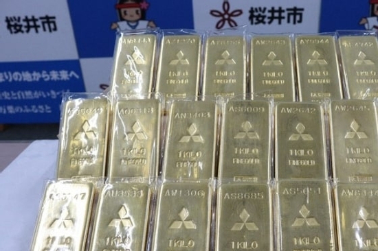 Cụ ông giấu tên tặng 20 thỏi vàng cho thành phố