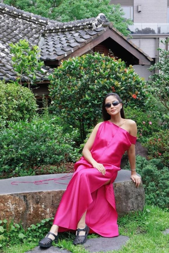 HHen Niê bầu 4 tháng bị team qua đường vây kín ở nước ngoài 1 chi tiết gây lo sợ