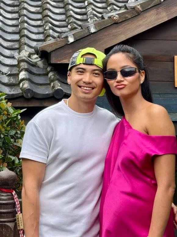 HHen Niê bầu 4 tháng bị team qua đường vây kín ở nước ngoài 1 chi tiết gây lo sợ