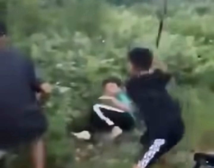 Hình ảnh nam sinh N.G.B bị bạn học hành hung bằng tay, chân, gậy mặc dù quỳ gối van xin. ( Ảnh cắt từ clip)