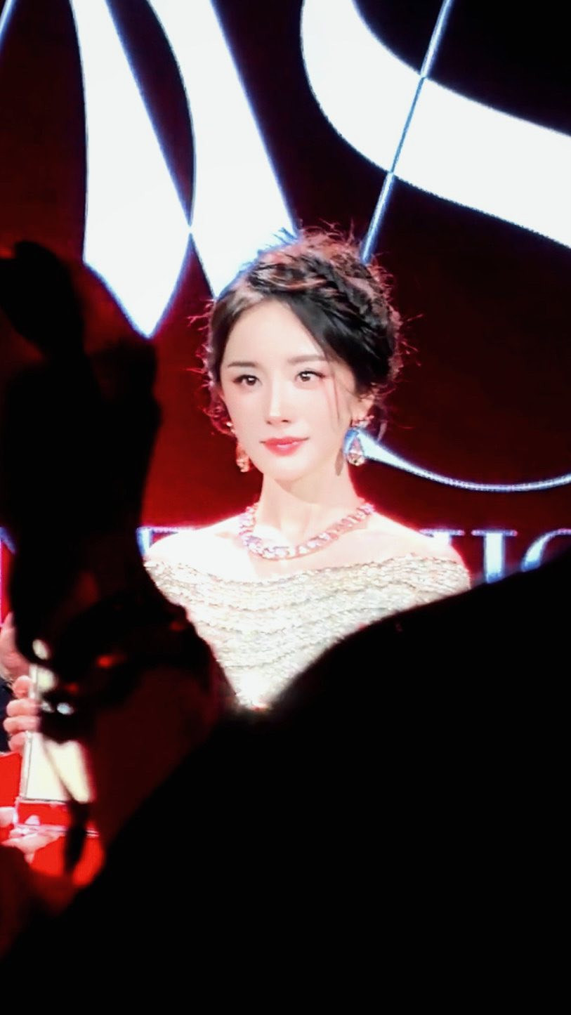 Nhan sắc gây tranh cãi của Dương Mịch khi lộ diện tại sự kiện - Ảnh 1