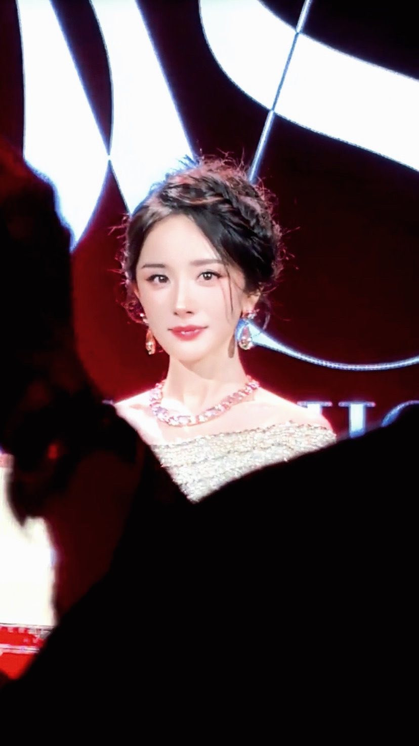 Nhan sắc gây tranh cãi của Dương Mịch khi lộ diện tại sự kiện - Ảnh 2