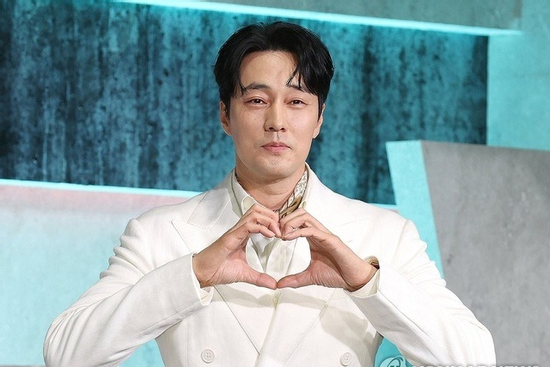 So Ji Sub vung tiền như nước gây sốc: Tặng vàng cho cả đoàn phim, lý do ai nghe cũng phải nể
