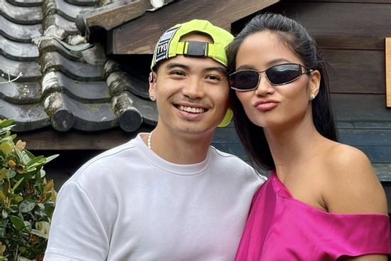 Vợ chồng H'Hen Niê gặp chuyện 'dở khóc dở cười' ở sân bay