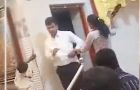 Vợ xông vào đám cưới ẩu đả với chồng khiến quan khách sốc nặng