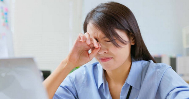 5 biến chứng nguy hiểm nếu bạn đeo kính áp tròng quá lâu- Ảnh 2.