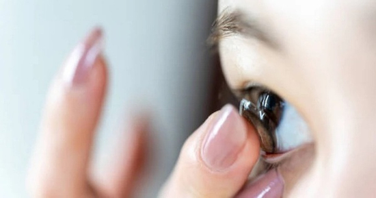 5 biến chứng nguy hiểm nếu bạn đeo kính áp tròng quá lâu