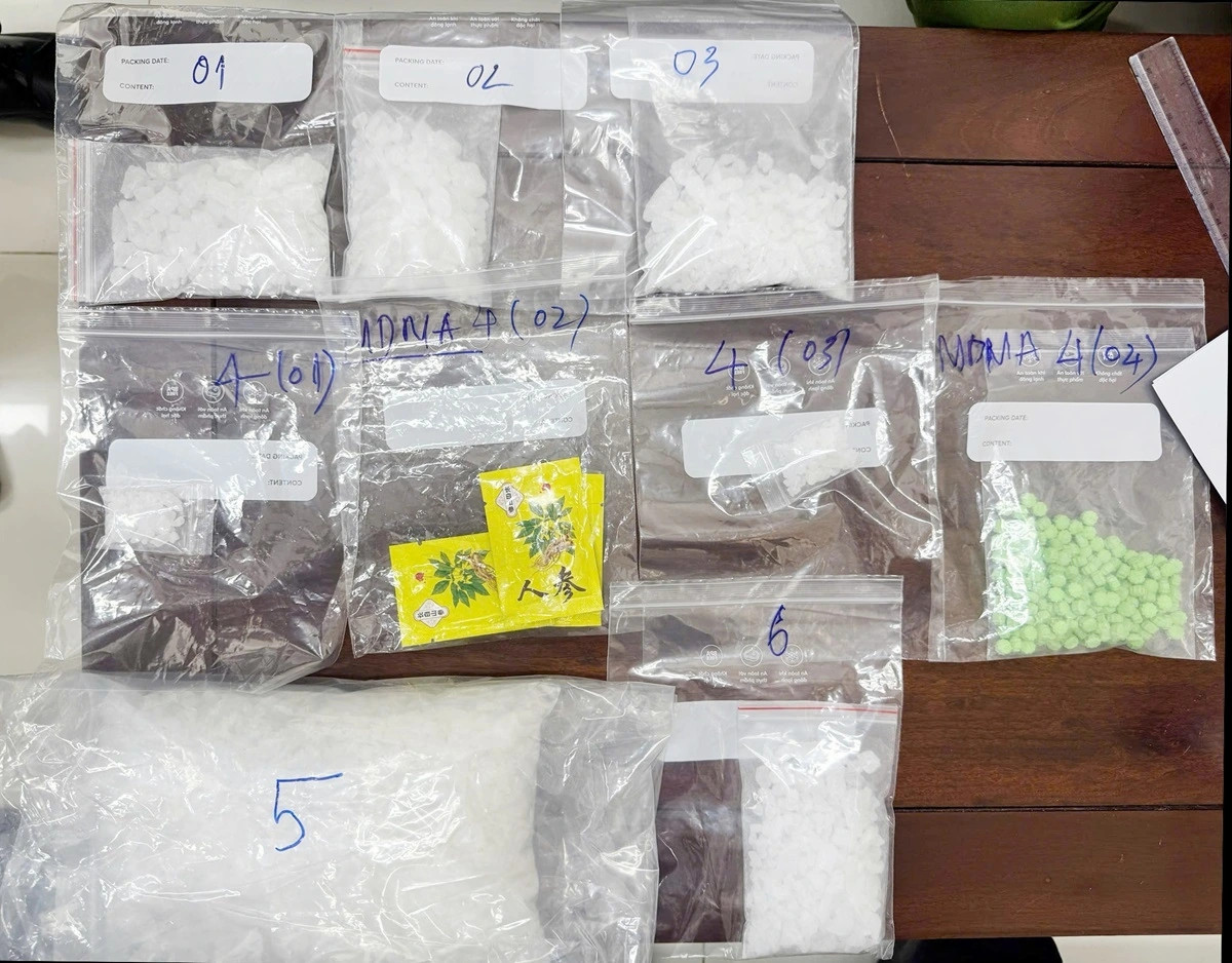 bat giu doi tuong van chuyen gan 2kg ma tuy qua cua khau quoc te moc bai hinh anh 1