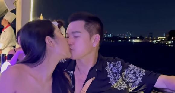 Diễn viên Quang Minh khóa môi cực ngọt với bạn gái kém 37 tuổi