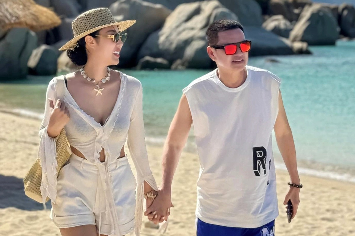 Diễn viên Quang Minh khóa môi cực ngọt với bạn gái kém 37 tuổi