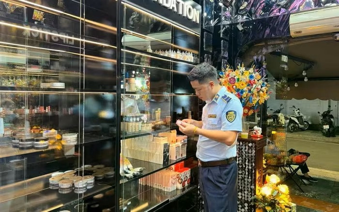 Bất ngờ kiểm tra Công ty Tinna Lê Make Up tại Hà Nội - Ảnh 1.