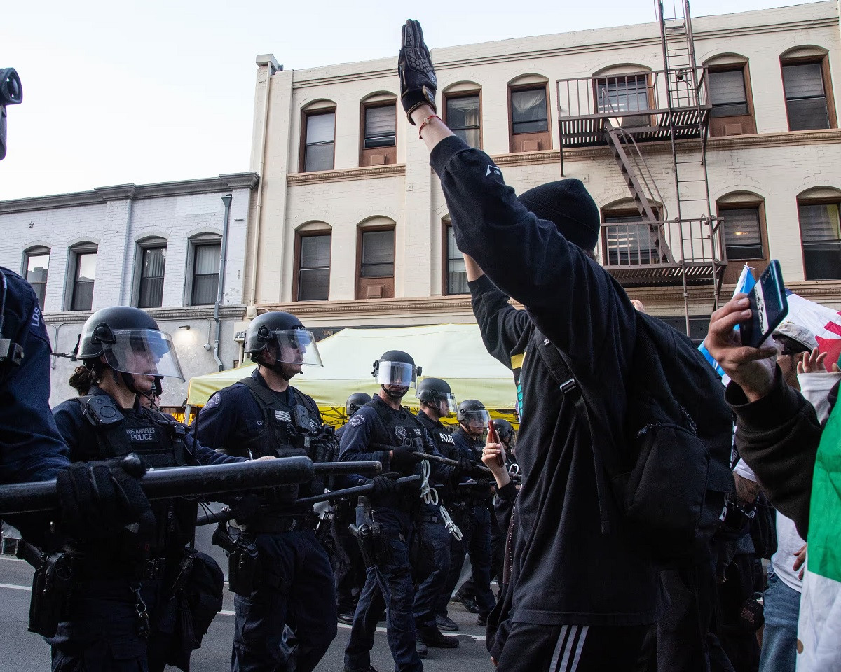 canh sat chong bieu tinh Los Angeles.jpg
