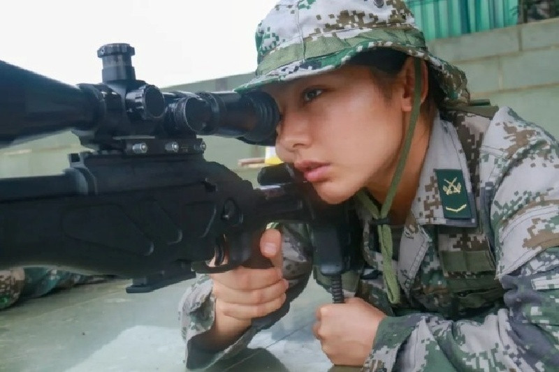 Bố Tái Na Phủ được quân đội Trung Quốc vinh danh vì thành tích xuất sắc. Ảnh: Weibo.