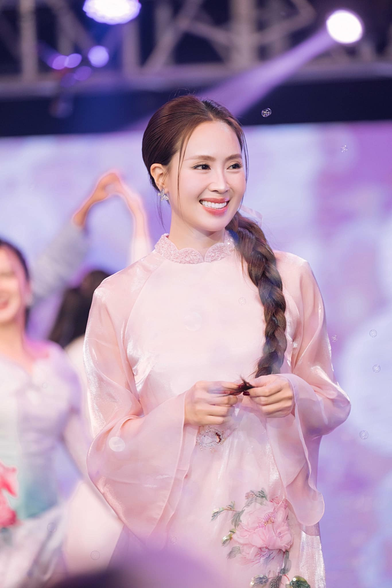 Nhan sắc Hồng Diễm hiện tại ra sao mà Minh Tiệp ngỡ ngàng khen xinh trẻ như cách đây 20 năm?- Ảnh 2.