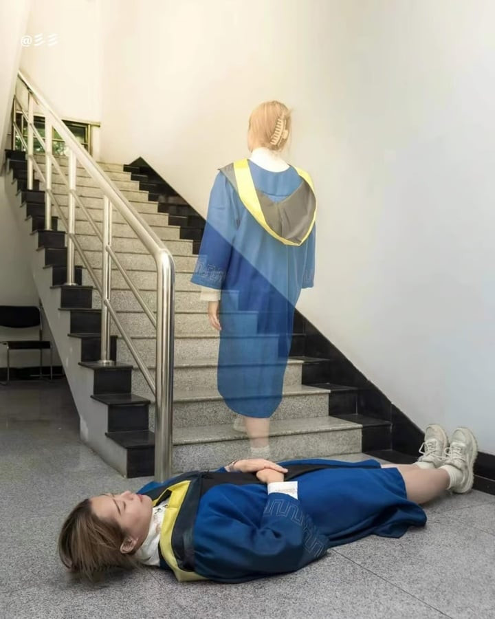 Cảm giác về ngày tận thế sắp xảy ra khi hoàn thành việc học khiến một số sinh viên nghĩ ra những cách sáng tạo để gói gọn cảm xúc của mình. (Ảnh: Instagram/@radii_media)