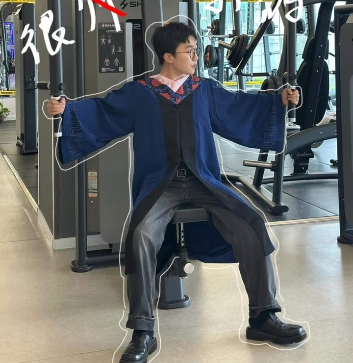 Sinh viên này dường như cảm thấy gánh nặng từ kỳ vọng của xã hội sau khi hoàn thành khóa học. (Ảnh: Instagram/@radii_media)