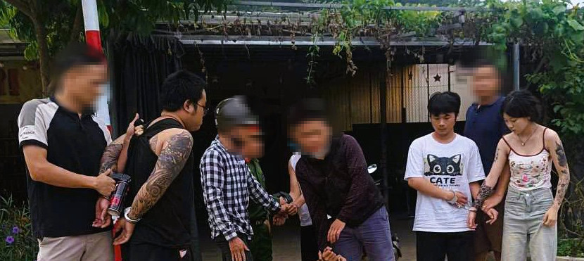 Bắt 4 nghi phạm quốc tịch Trung Quốc xịt hơi cay, cướp xe ô tô - Ảnh 1.