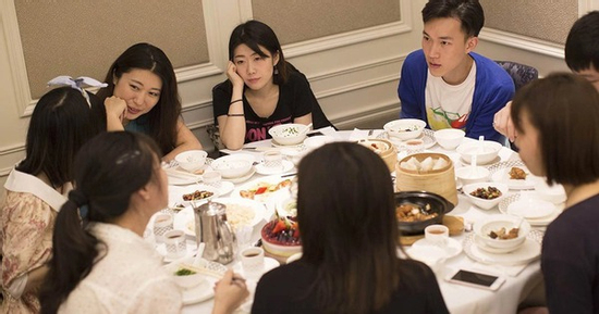 Cảnh tượng đáng xấu hổ ở buổi họp lớp khiến ai cũng hiểu vì sao người có gia đình bị bạn đời ngăn cản tham gia