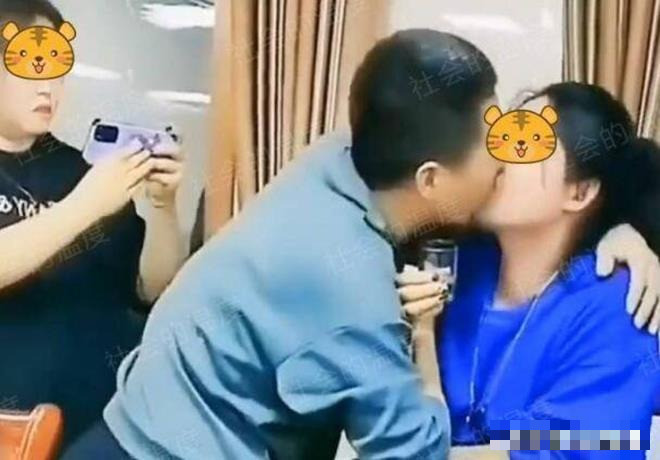 Cảnh tượng đáng xấu hổ ở buổi họp lớp khiến ai cũng hiểu vì sao người có gia đình bị bạn đời ngăn cản tham gia- Ảnh 1.