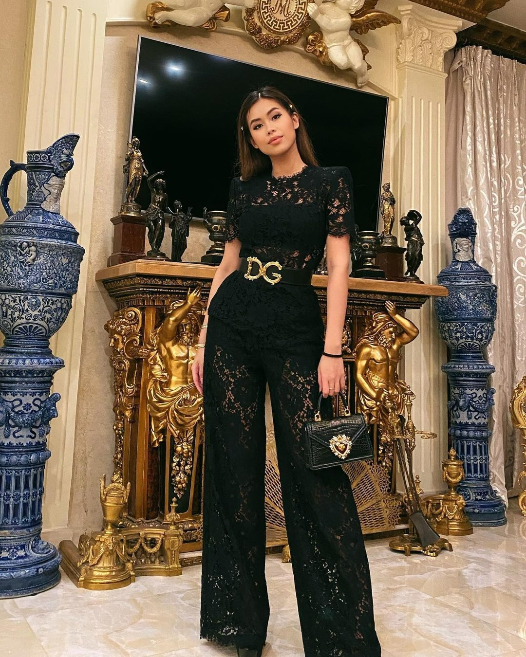 Em chồng Hà Tăng và mẹ ruột Lê Hồng Thủy Tiên bị soi dùng chung đồ dù giàu nứt vách