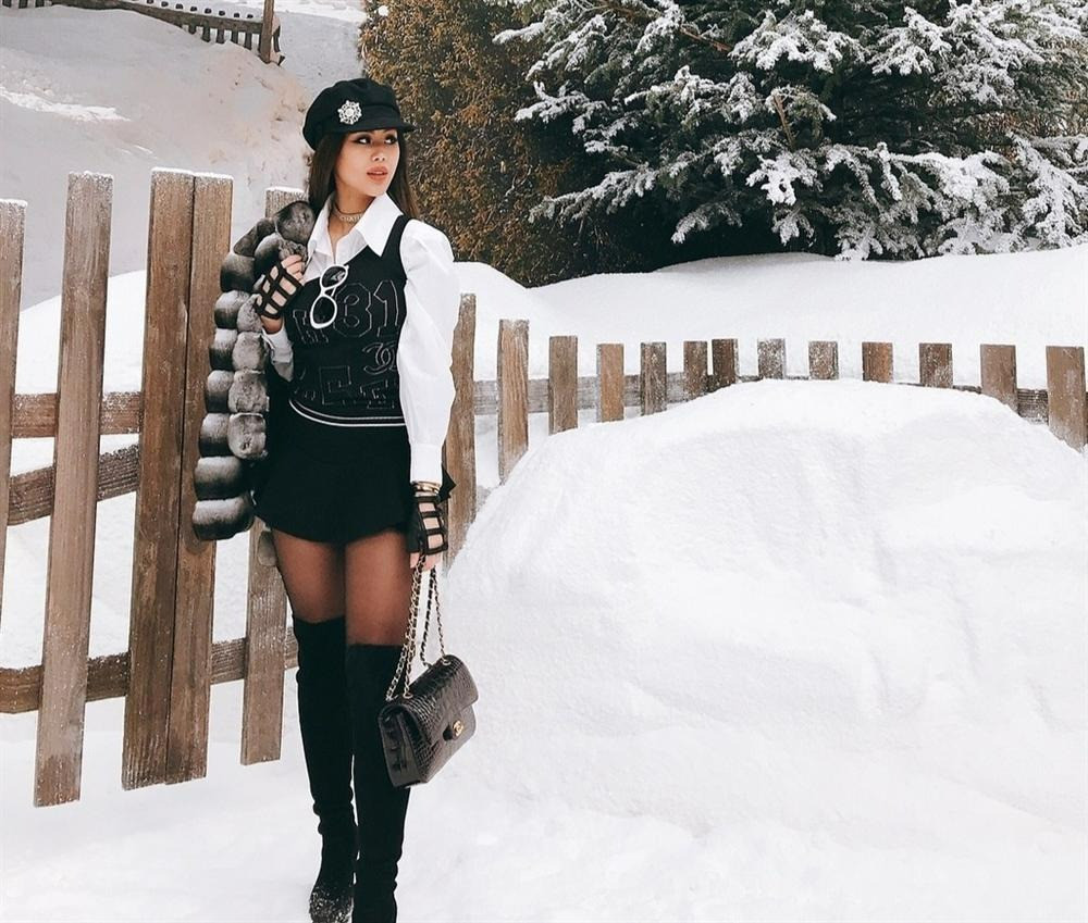 Em chồng Hà Tăng và mẹ ruột Lê Hồng Thủy Tiên bị soi dùng chung đồ dù giàu nứt vách