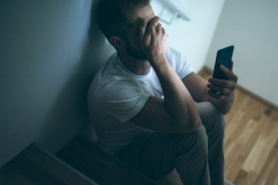 Lướt mạng xã hội, người đàn ông bất ngờ phát hiện vợ mình có chồng mới