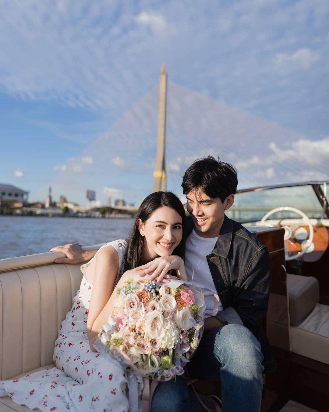 Ma nữ đẹp nhất Thái Lan được cầu hôn khoe nhẫn kim cương khủng