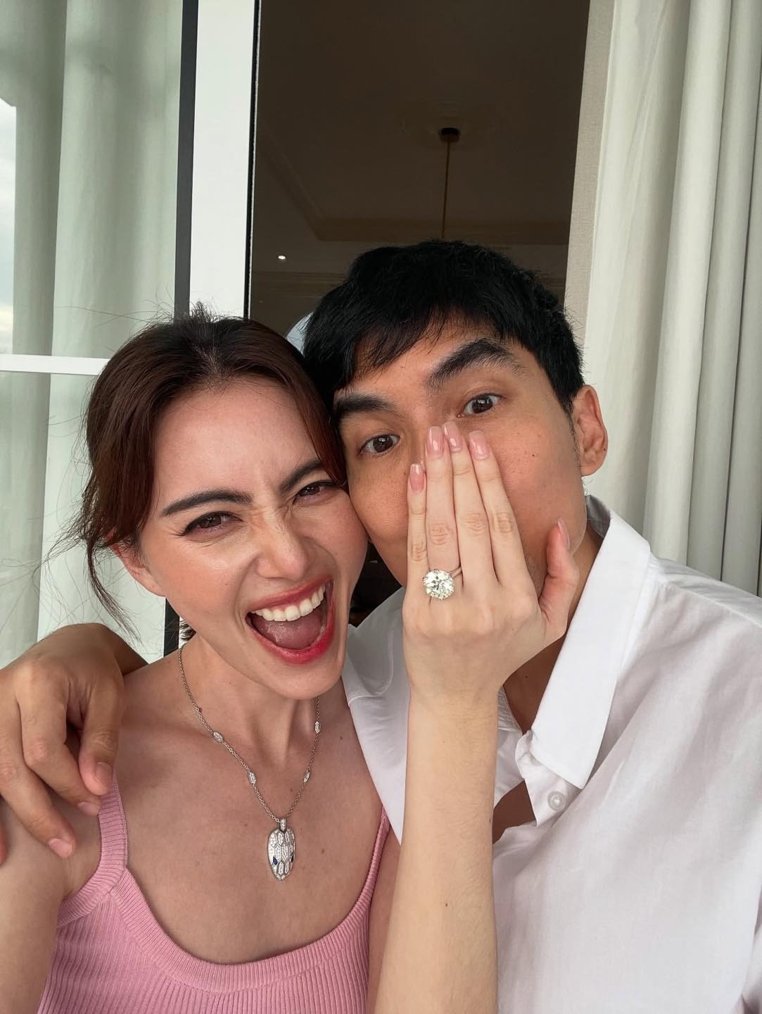 Ma nữ đẹp nhất Thái Lan được cầu hôn khoe nhẫn kim cương khủng