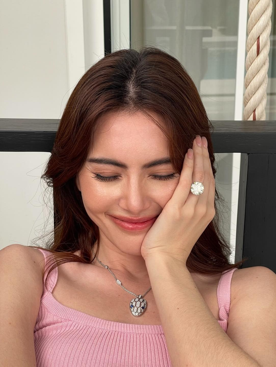 Ma nữ đẹp nhất Thái Lan được cầu hôn khoe nhẫn kim cương khủng