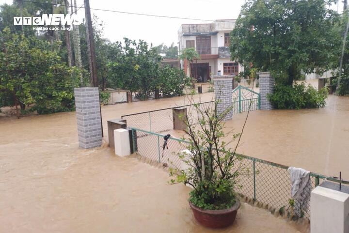 Nhiều khu vực nước ngập sâu cả mét.