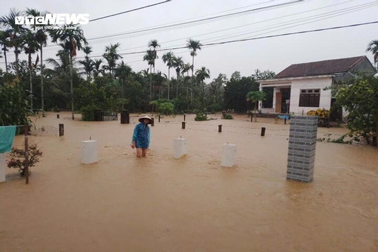 Mưa lớn gây ngập sâu, cả thôn ở Quảng Nam bị cô lập