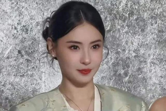 'Ngọc nữ' Trương Bá Chi trẻ trung khác lạ ở tuổi 45, bị nghi can thiệp thẩm mỹ