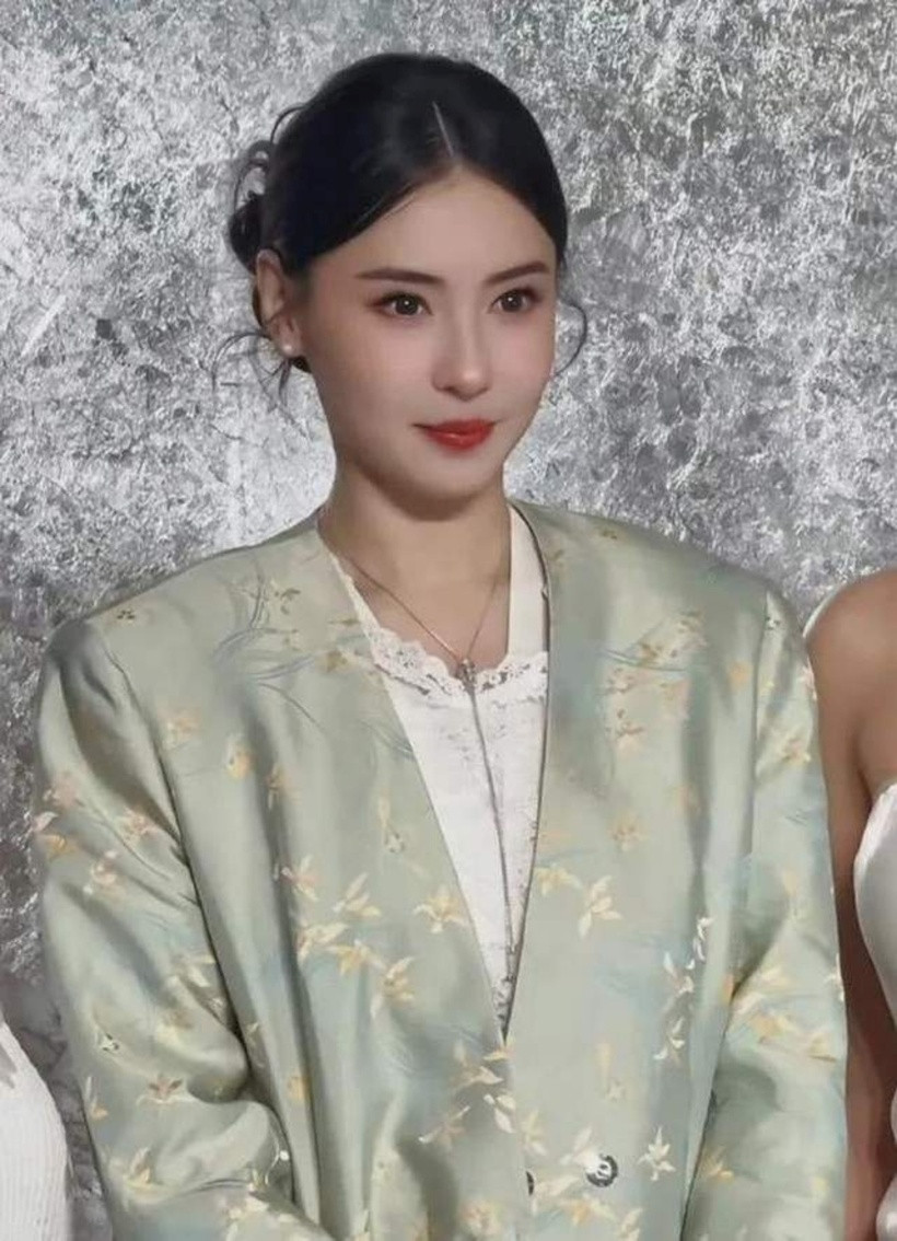 Nhan sắc trẻ trung của Trương Bá Chi ở tuổi 45.