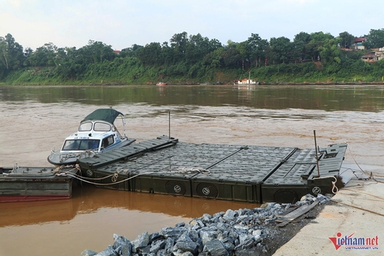 Phà quân sự được huy động sau khi cắt khẩn cấp cầu phao Phong Châu