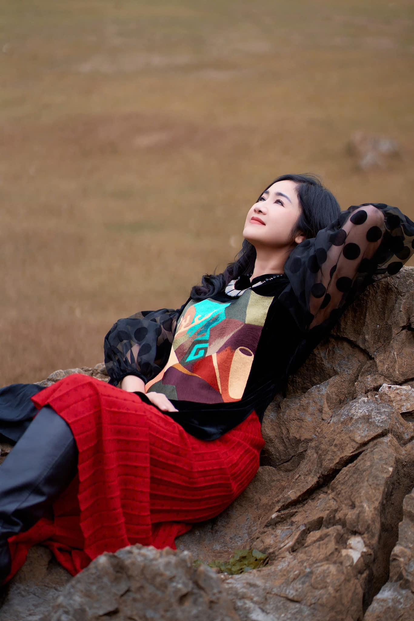 Sắc vóc tuổi sắp hưu quá mức trẻ đẹp của nữ NSND quê Tuyên Quang - Ảnh 8.