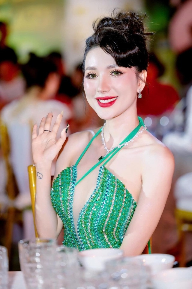 Sự thật bất ngờ việc Ngân Collagen thuê người nước ngoài đóng giả đối tác kinh doanh