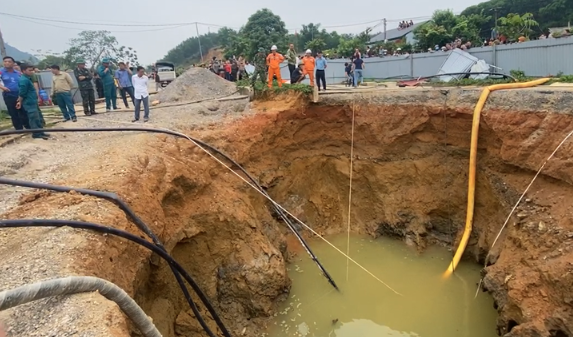 Thông tin mới nhất vụ tìm kiếm nạn nhân nghi mất tích ở 'hố tử thần' - Ảnh 2.