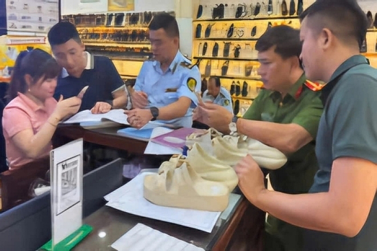 ‘Tùng Moscow’ buôn lậu giày đặt gia công ở Trung Quốc bị bắt