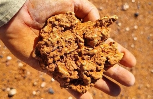 Hai người đàn ông đào được cục vàng khổng lồ trị giá 4,1 tỷ đồng