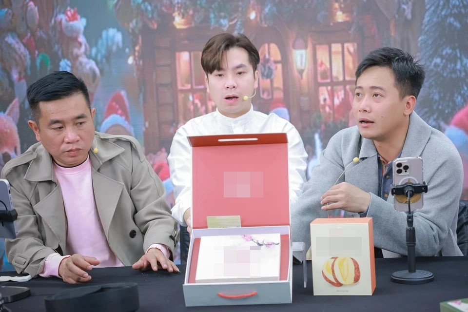 Người thân vừa có động thái gây xôn xao MXH sau 2 Quang Linh Vlogs bị khởi tố