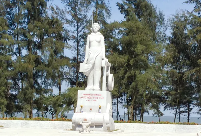 Tượng đài nữ anh hùng Nguyễn Thị Lợi tại Sầm Sơn, Thanh Hoá.