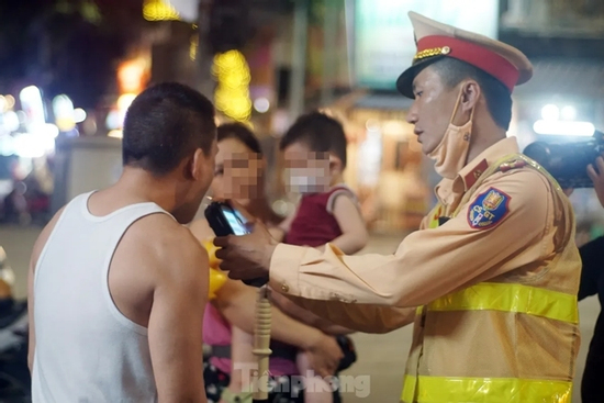 Phát hiện nhiều tài xế vi phạm nồng độ cồn khi chở vợ, con ở phố cổ Hà Nội