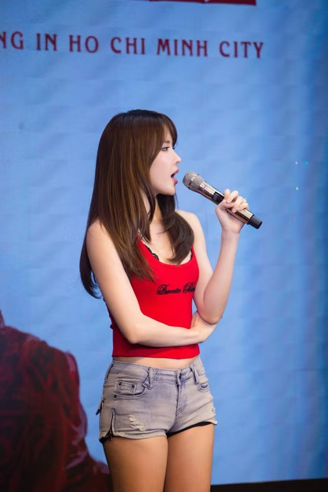 Thiều Bảo Trâm và những lần lên đồ gây tranh cãi