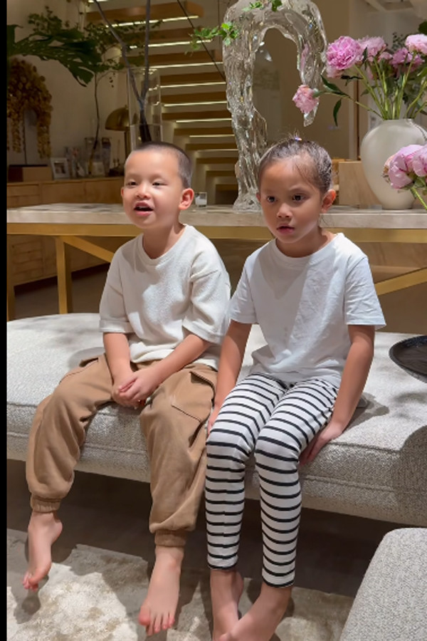 Cặp song sinh nhà Hồ Ngọc Hà học ngoại ngữ cùng bố, khán giả lại chú ý đến bình luận của nhạc sĩ Nguyễn Hồng Thuận- Ảnh 2.