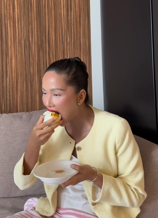 Khoảnh khắc ăn uống của mẹ bầu HHen Niê gây tranh cãi