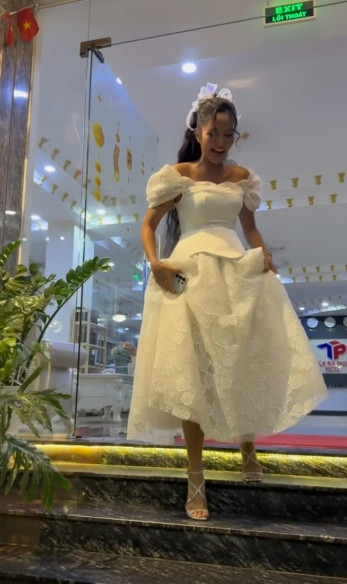 Khoảnh khắc ăn uống của mẹ bầu HHen Niê gây tranh cãi