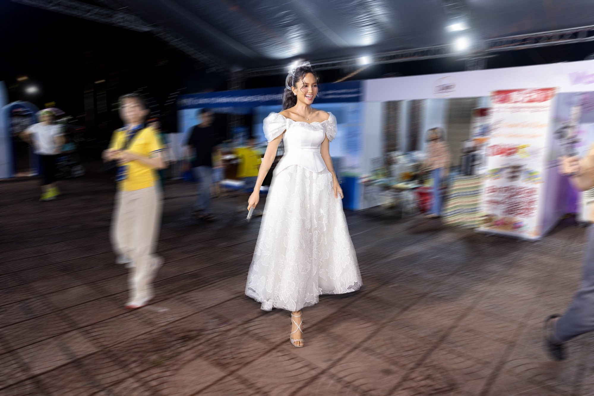 Khoảnh khắc ăn uống của mẹ bầu HHen Niê gây tranh cãi